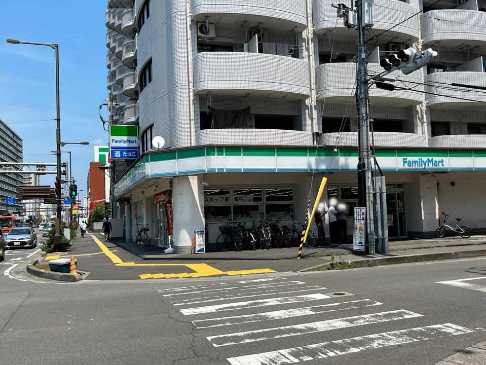 ファミリーマート 本町六丁目店