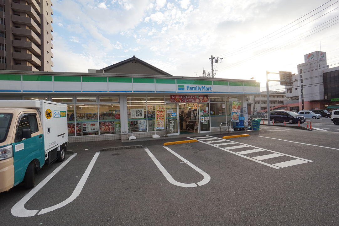 ファミリーマート 道後北代店