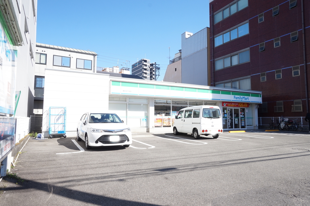 ファミリーマート 湊町四丁目店