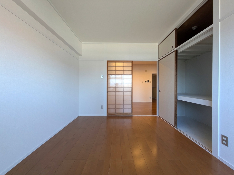 洋室6帖(南東側)