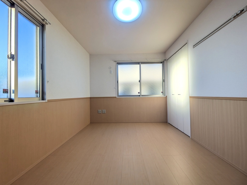 洋室（北西側）