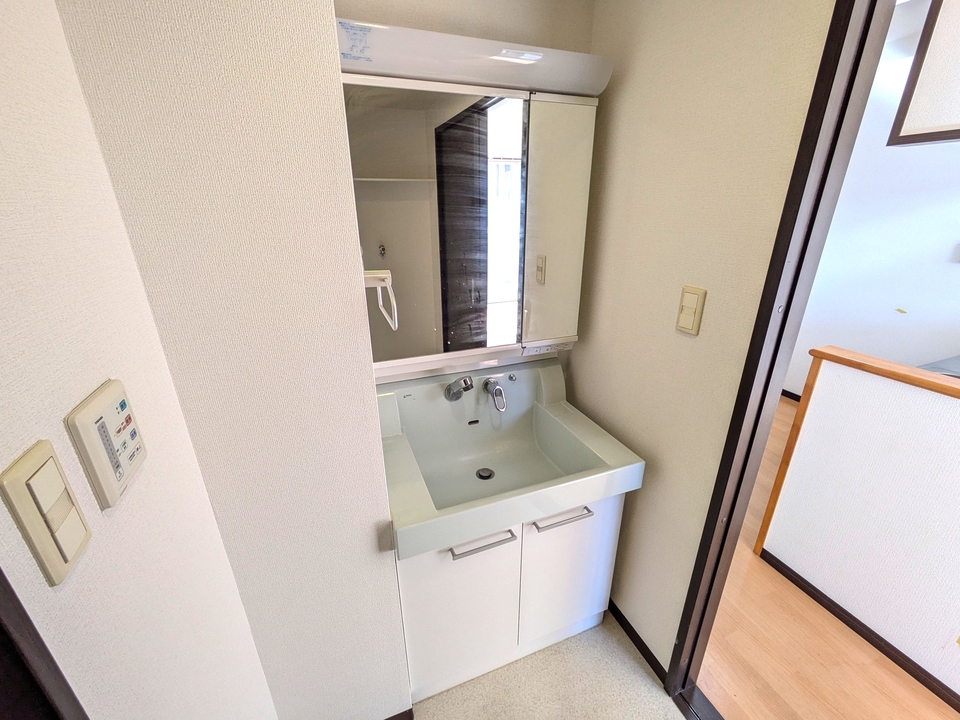 シャワー付洗面化粧台