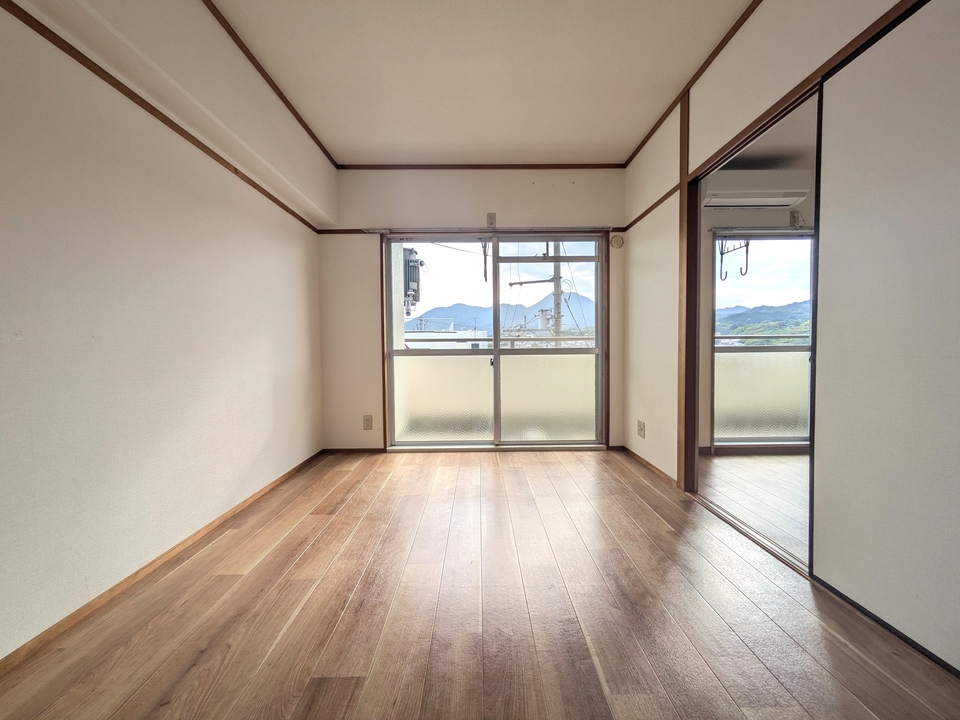 洋室6帖（南東側）