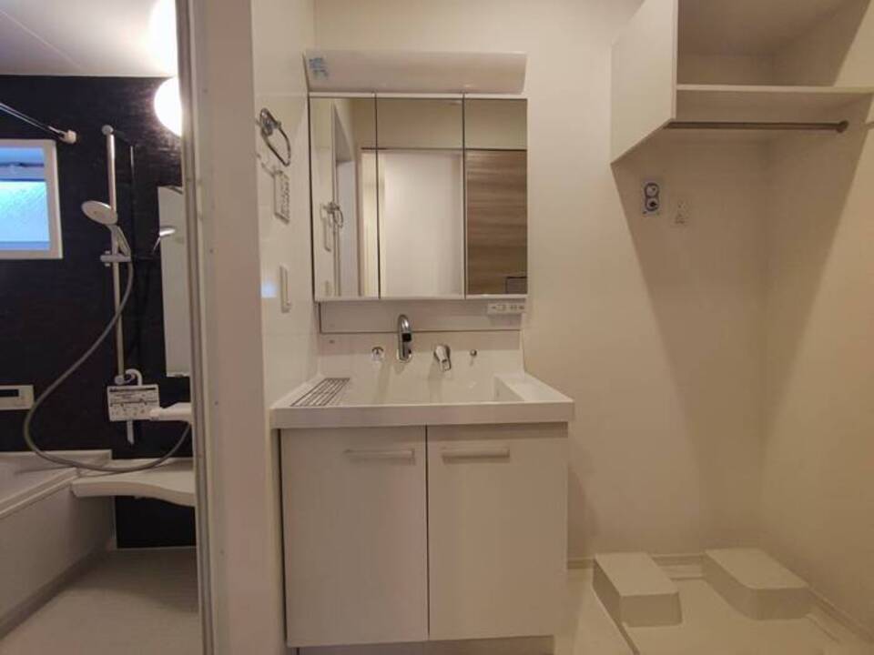 シャワー付洗面化粧台