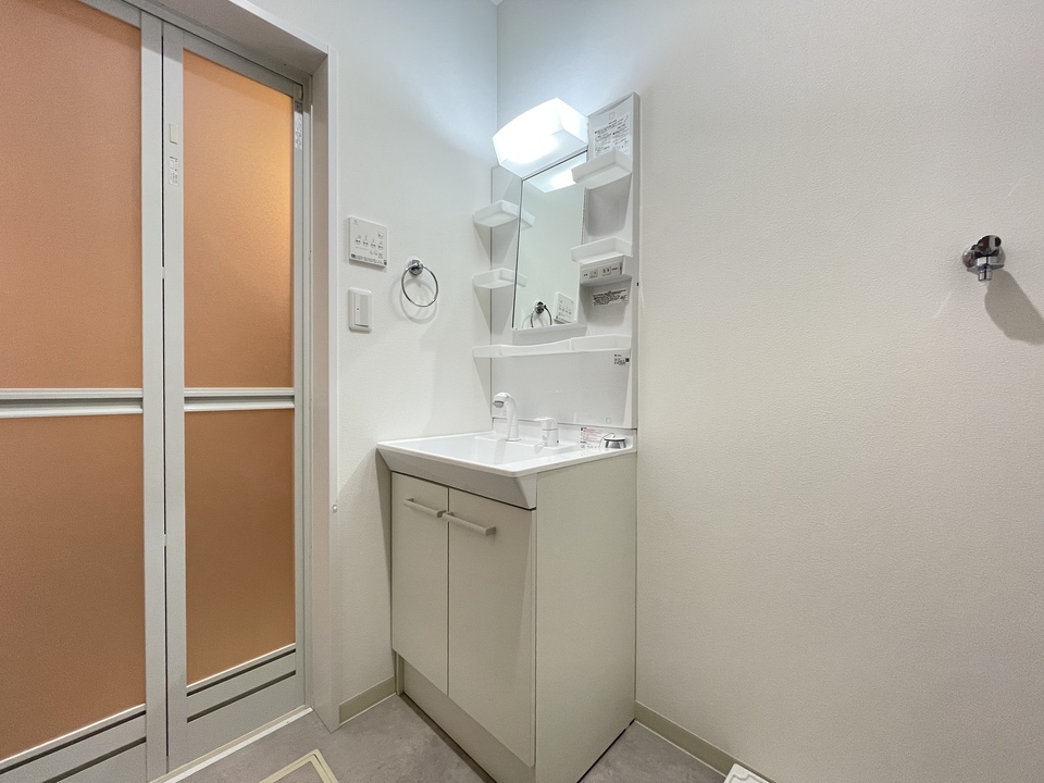 シャワー付洗面化粧台