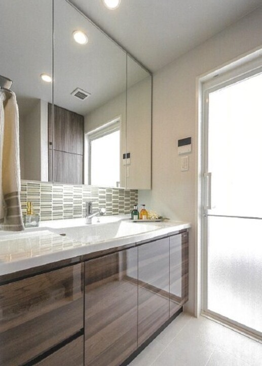 シャワー付洗面化粧台