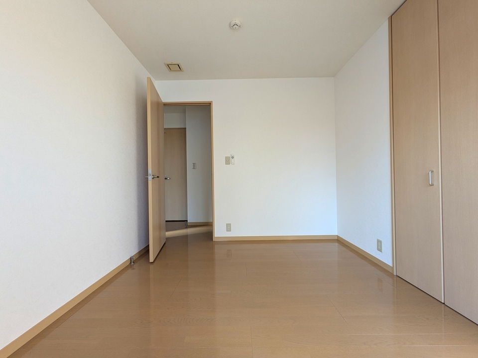 洋室5.8帖南東側